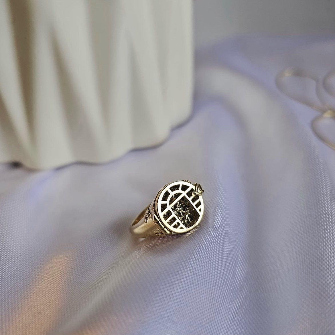 Wonderland 'Utopia' Signet Ring in Yellow Gold or Platinum