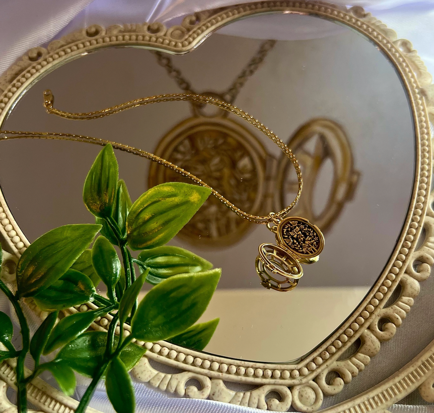 Wonderland 'Fairytale' Locket in Yellow Gold or Platinum