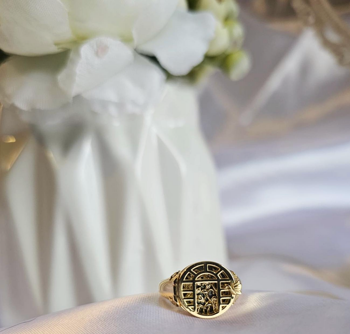 Wonderland 'Utopia' Signet Ring in Yellow Gold or Platinum